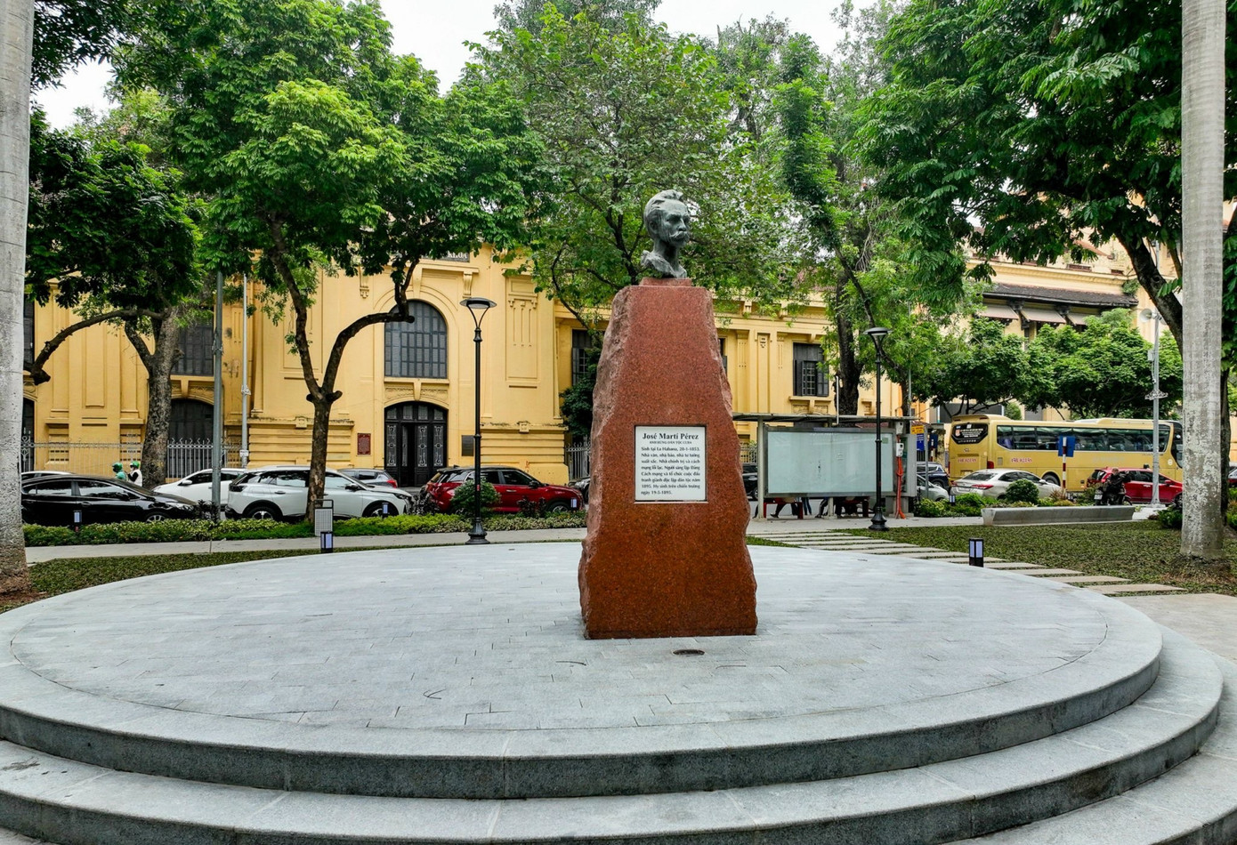 Vườn hoa Tao Đàn đã khoác lên tấm “áo mới” hiện đại và gần gũi hơn với người dân và du khách. Ảnh: Duy Phạm