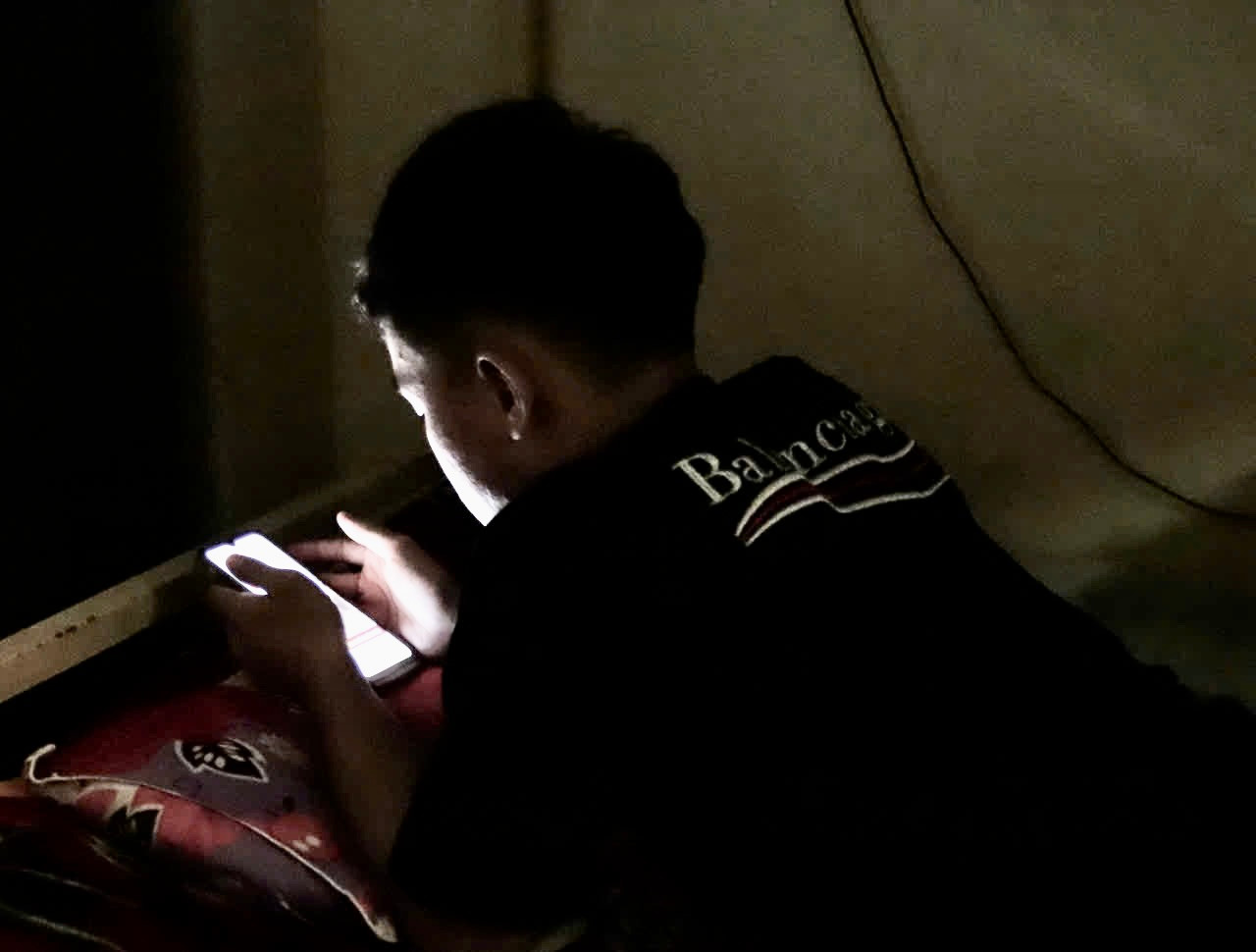 Nhiều bạn trẻ thâu đêm lướt mạng vì… sợ bị bỏ lỡ Nhiều bạn trẻ thâu đêm lướt mạng vì… sợ bị bỏ lỡ