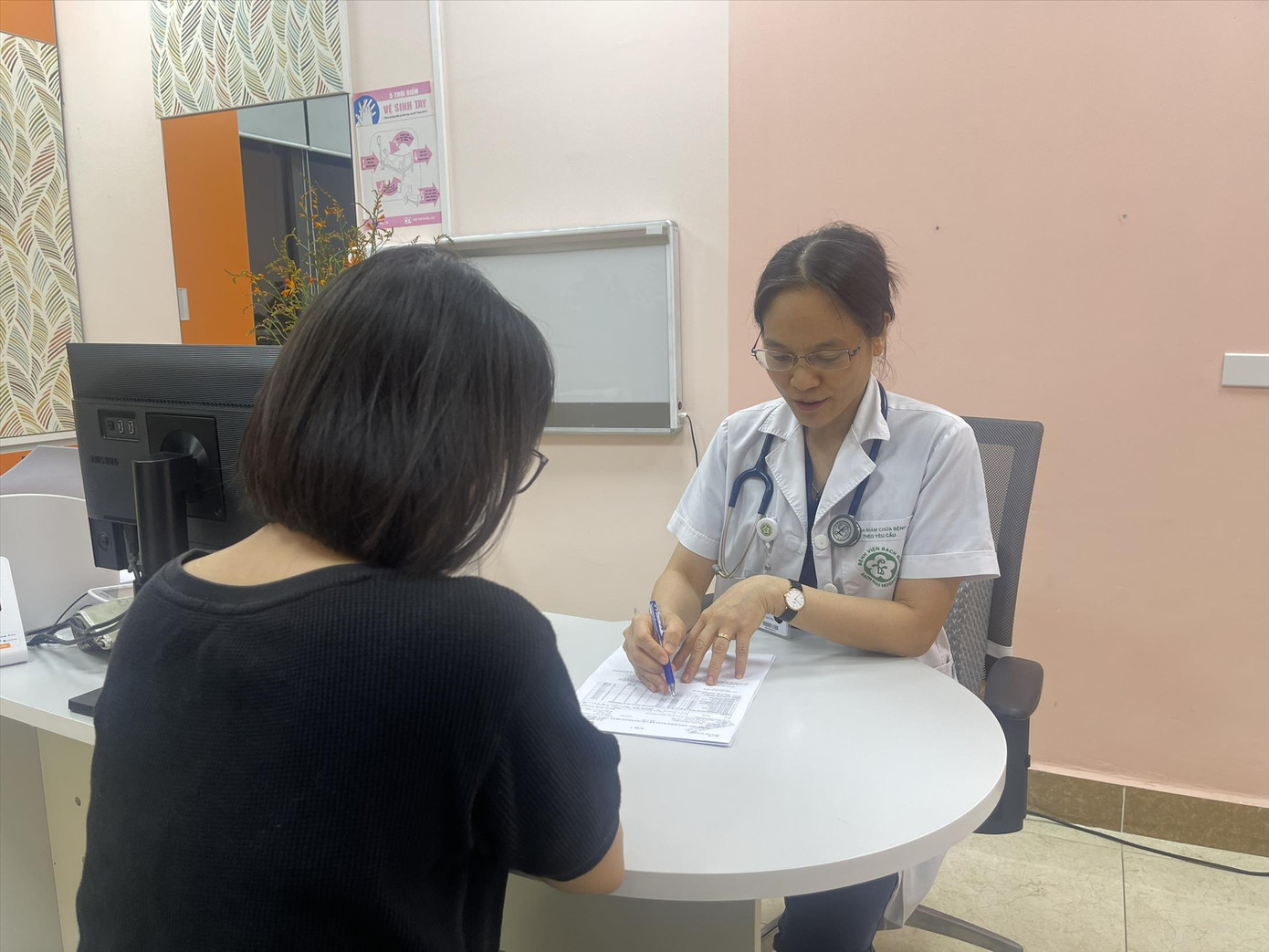 Bác sĩ Trần Minh Thảo, Phó trưởng khoa Khám chữa bệnh theo yêu cầu (BV Bạch Mai) tư vấn cho bệnh nhân, tối 1/8. Bác sĩ Trần Minh Thảo, Phó trưởng khoa Khám chữa bệnh theo yêu cầu (BV Bạch Mai) tư vấn cho bệnh nhân, tối 1/8.