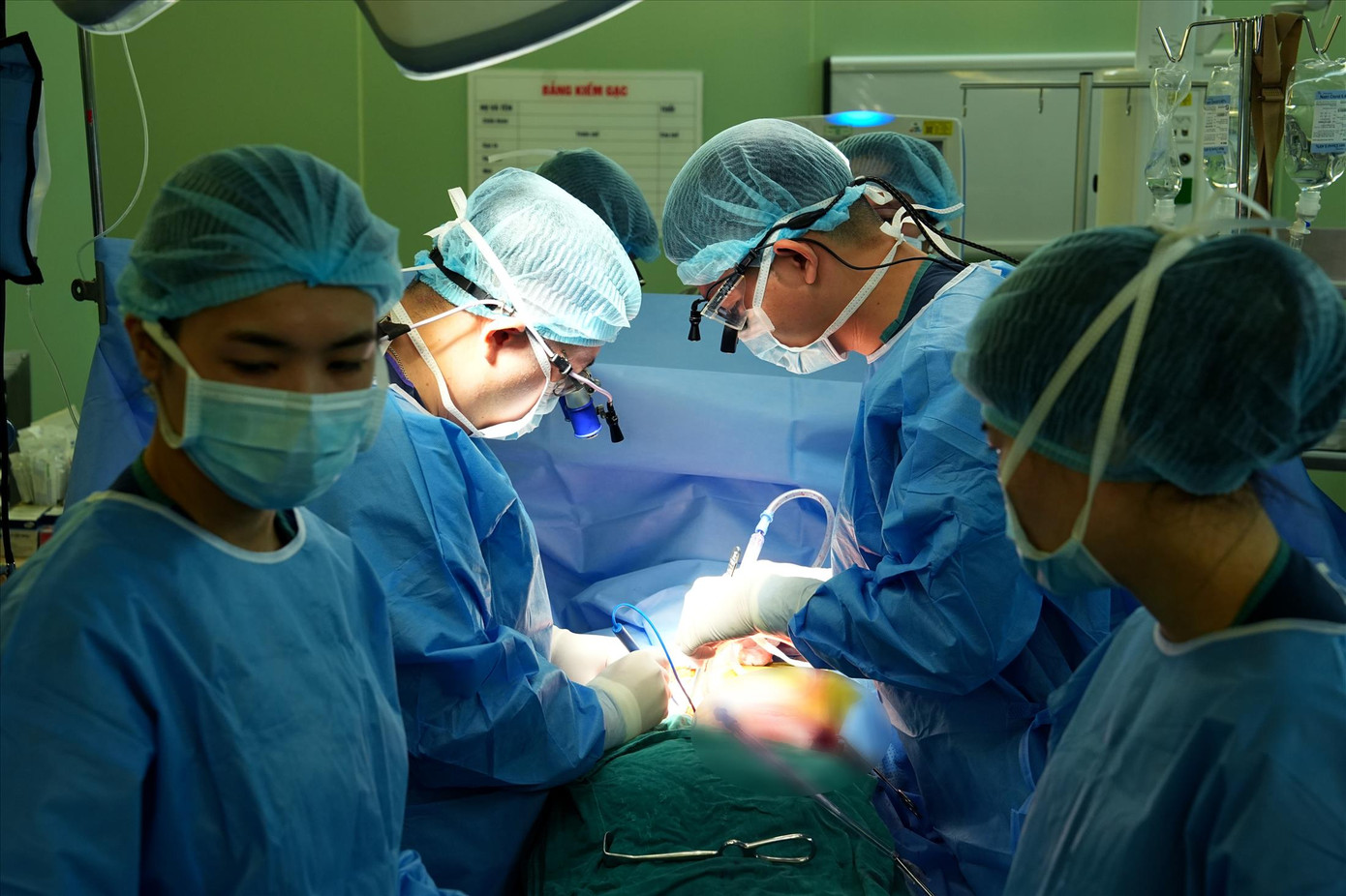 Các bác sĩ ghép tim cho bệnh nhân Các bác sĩ ghép tim cho bệnh nhân