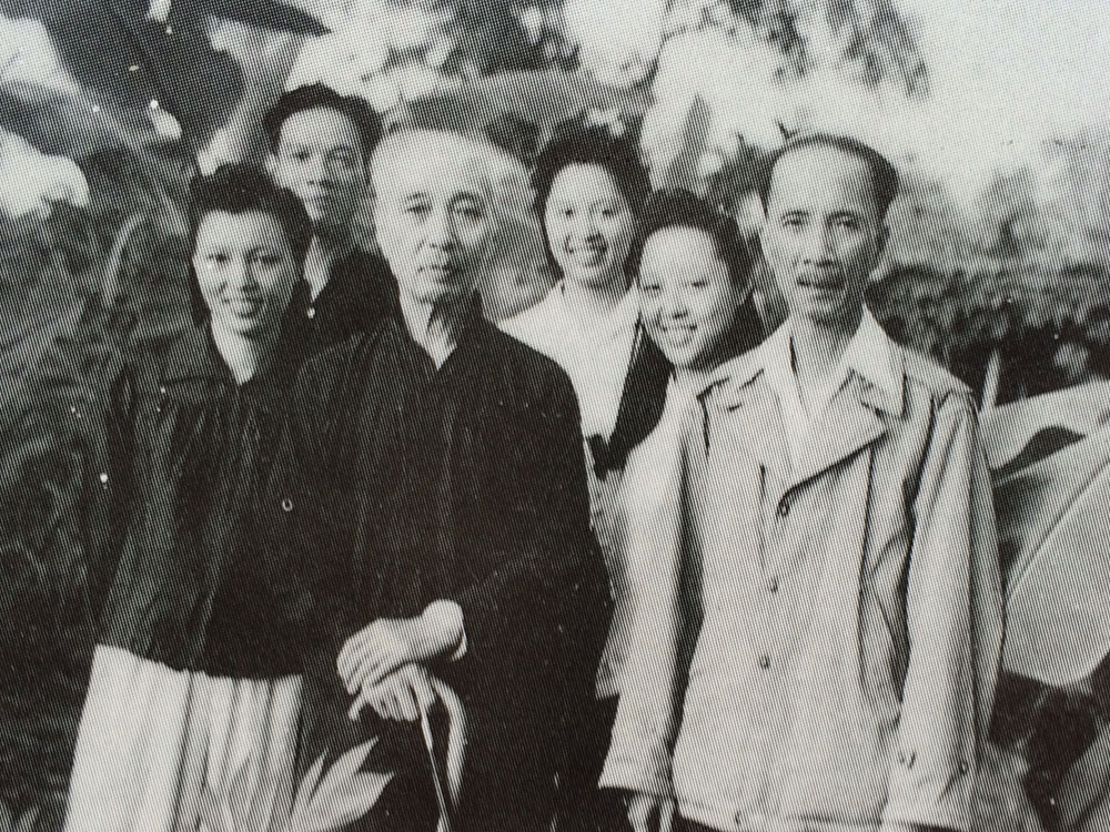 Cụ Vi Văn Định (người cầm gậy) cùng gia đình trong kháng chiến (1953) . Ảnh: Nguyễn Kim Nữ Hạnh