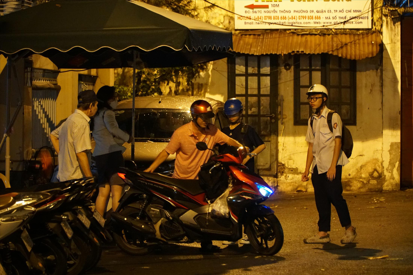 Học sinh sau giờ học tại một trung tâm luyện thi vào lớp 10 tại quận 3 (TPHCM). Ảnh: Nhàn Lê Học sinh sau giờ học tại một trung tâm luyện thi vào lớp 10 tại quận 3 (TPHCM). Ảnh: Nhàn Lê