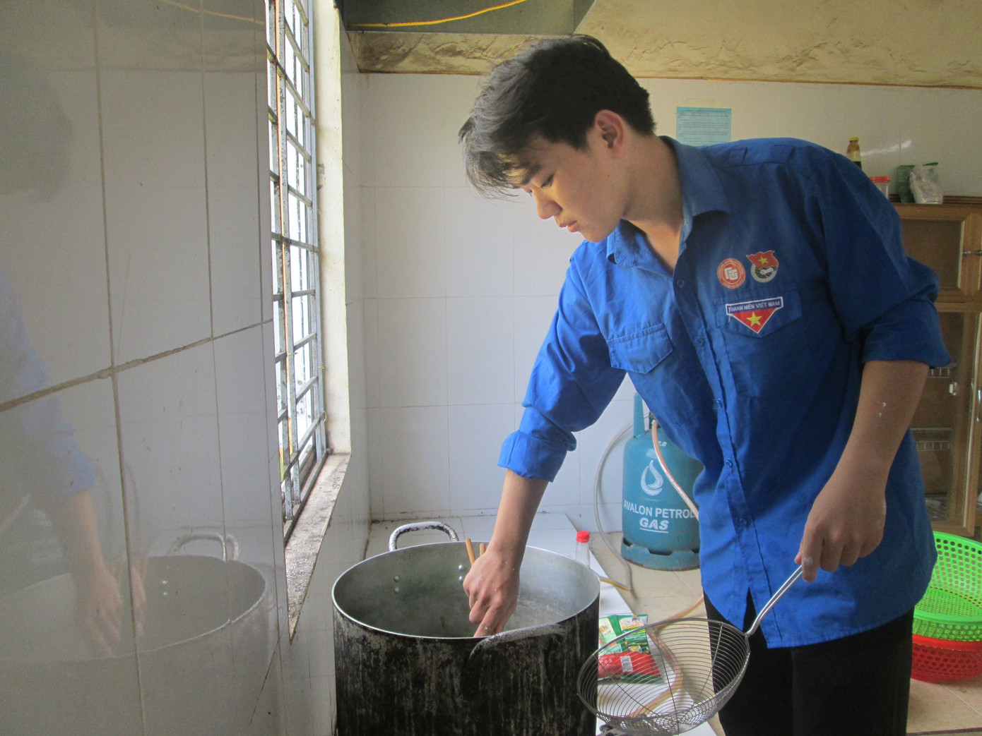 Bạn Nguyễn Minh Trung Hiếu - “bếp trưởng” làm nên những bữa ăn ấm áp giữa mùa chiến dịch. Ảnh: Châu Linh