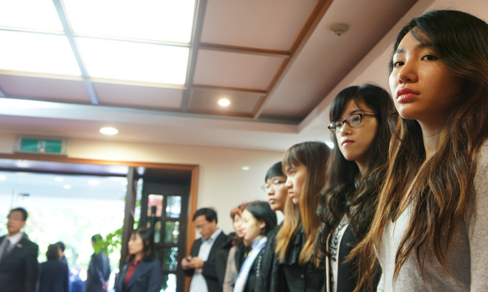 Các bạn trẻ kiên nhẫn xếp hàng chờ đến lượt vào viếng Đại tướng. Ảnh: T.Đ