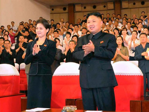 Vợ chồng nhà lãnh đạo Triều Tiên Kim Jong-un vỗ tay hoan hô khi tham dự một buổi biểu diễn văn nghệ của ban nhạc Moranbong. Ảnh: REUTERS