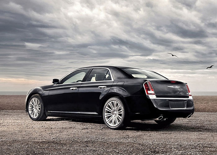 Chrysler 300 2013 hấp dẫn không kém với động cơ V6 công suất 300 mã lực cùng nhiều trang bị tiện dụng