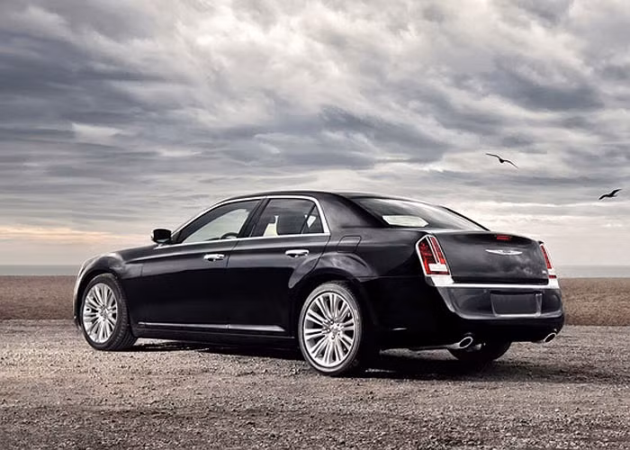 Chrysler 300 2013 hấp dẫn không kém với động cơ V6 công suất 300 mã lực cùng nhiều trang bị tiện dụng
