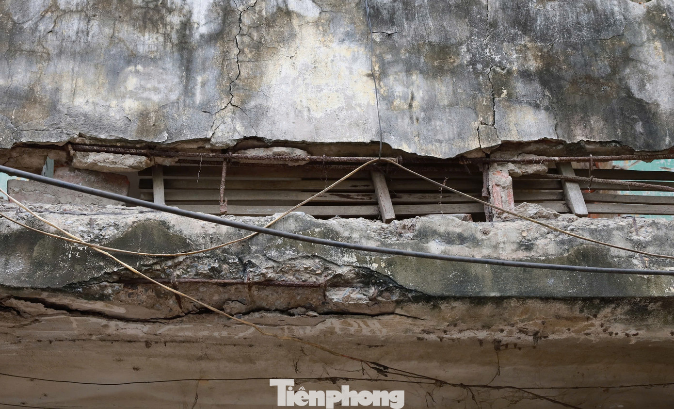 Tường, hành lang, trần nhà bị bong tróc.