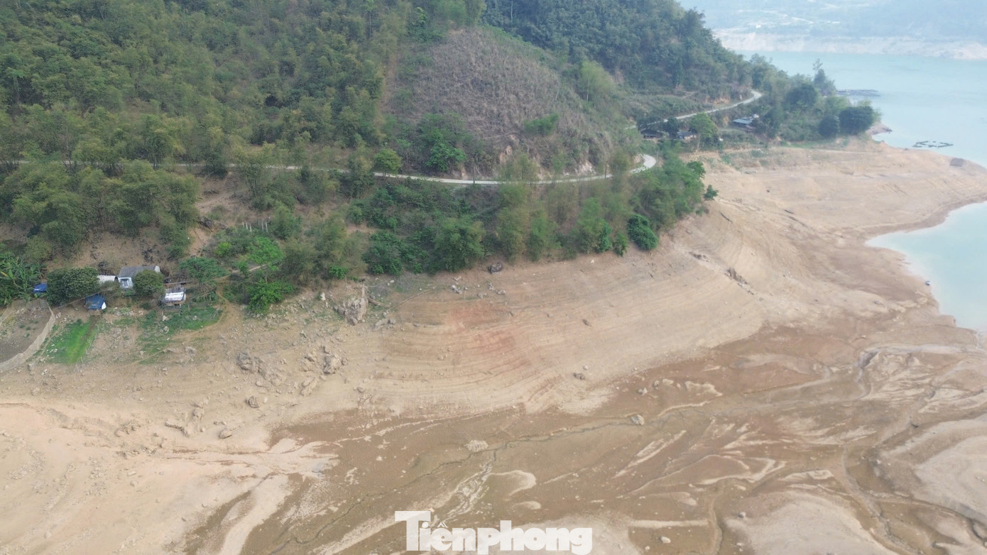 “Tôi sống ở đây hơn 30 năm rồi, nhưng chưa bao giờ thấy nước hồ rút sâu như năm nay”, ông Bình cho hay.