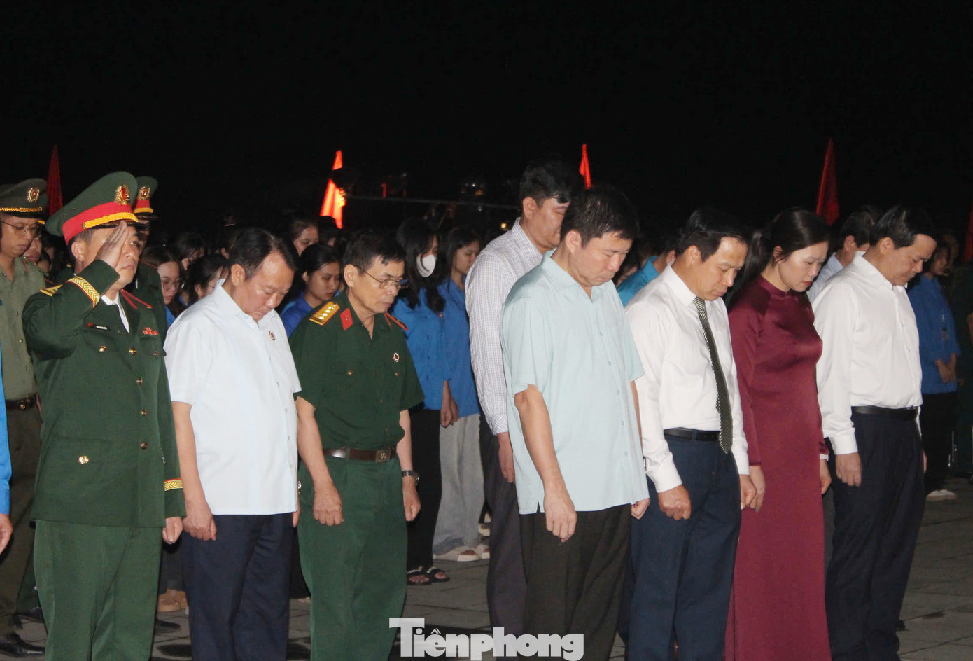 Đại biểu cùng đoàn viên, thanh niên mặc niệm tưởng nhớ các anh hùng liệt sĩ. Đại biểu cùng đoàn viên, thanh niên mặc niệm tưởng nhớ các anh hùng liệt sĩ.