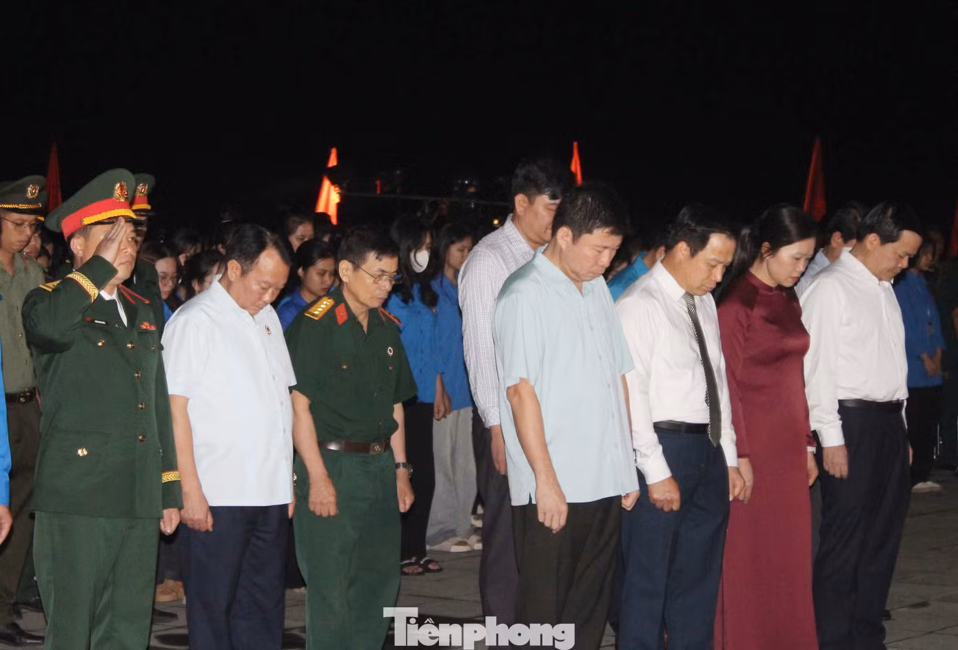 Đại biểu cùng đoàn viên, thanh niên mặc niệm tưởng nhớ các anh hùng liệt sĩ. Đại biểu cùng đoàn viên, thanh niên mặc niệm tưởng nhớ các anh hùng liệt sĩ.