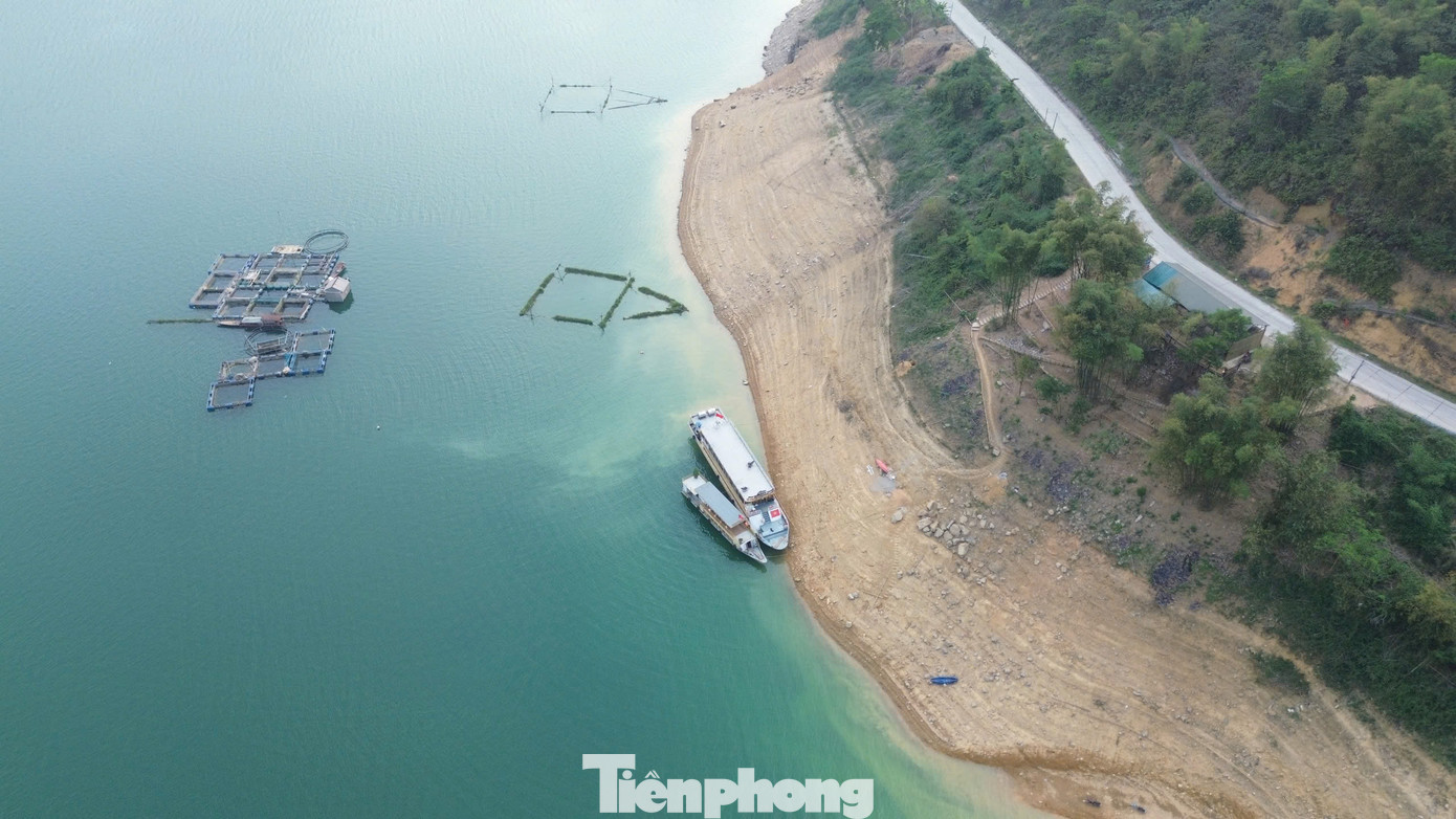 Mực nước hồ Hòa Bình giảm sâu lộ những bãi bồi, doi đất hoang sơ.