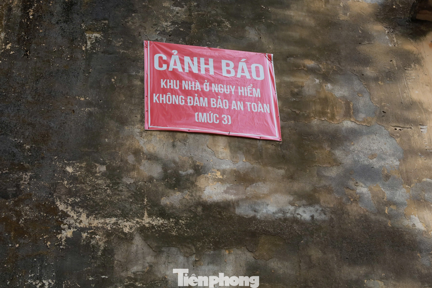 Theo văn bản trả lời ý kiến cử tri tại kỳ họp HĐND tỉnh Hoà Bình cuối năm 2024, Sở Kế hoạch và Đầu tư tỉnh Hòa Bình (nay là Sở Tài chính tỉnh) đã yêu cầu Công ty CP đầu tư phát triển và xây dựng Sao Vàng nghiên cứu điều chỉnh việc xây dựng khu nhà ở thấp tầng tại nền đất khu tập thể này sang xây dựng nhà cao tầng để tái định cư tại chỗ cho các hộ dân. Tuy nhiên, đến nay, phương án này chưa được triển khai. Trong ảnh trên (bên phải) là biển cảnh báo về sự nguy hiểm của khu nhà.