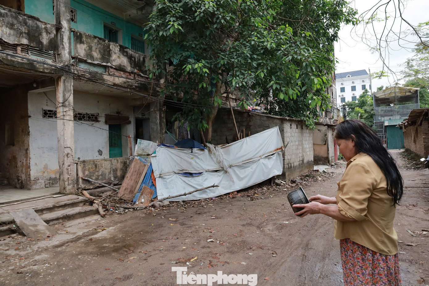 Bà N cũng cho biết thêm, đợt mưa bão năm 2024, nước mưa thấm qua trần nhà làm dột hết các căn phòng của gia đình bà. "Vào mùa mưa, trần nhà dột nhiều chỗ, khổ sở vô cùng. Thế nhưng, vì quá khó khăn, không thể nào có đủ tài chính để di dời tìm nơi ở mới, chúng tôi đành phải chấp nhận ở đây", bà N than thở.