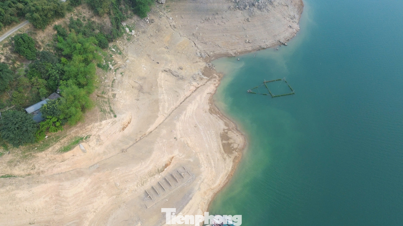 Theo ông Bình, tình trạng mực nước hồ thủy điện Hòa Bình xuống thấp không chỉ diễn ra ở Hiền Lương mà còn là hiện tượng chung ở nhiều xã ven hồ khác trong huyện Đà Bắc. Nguyên nhân được cho là do lượng mưa đầu năm thấp hơn trung bình nhiều năm, cộng với với việc điều tiết nước phục vụ sản xuất điện, sinh hoạt và nông nghiệp ở hạ du.