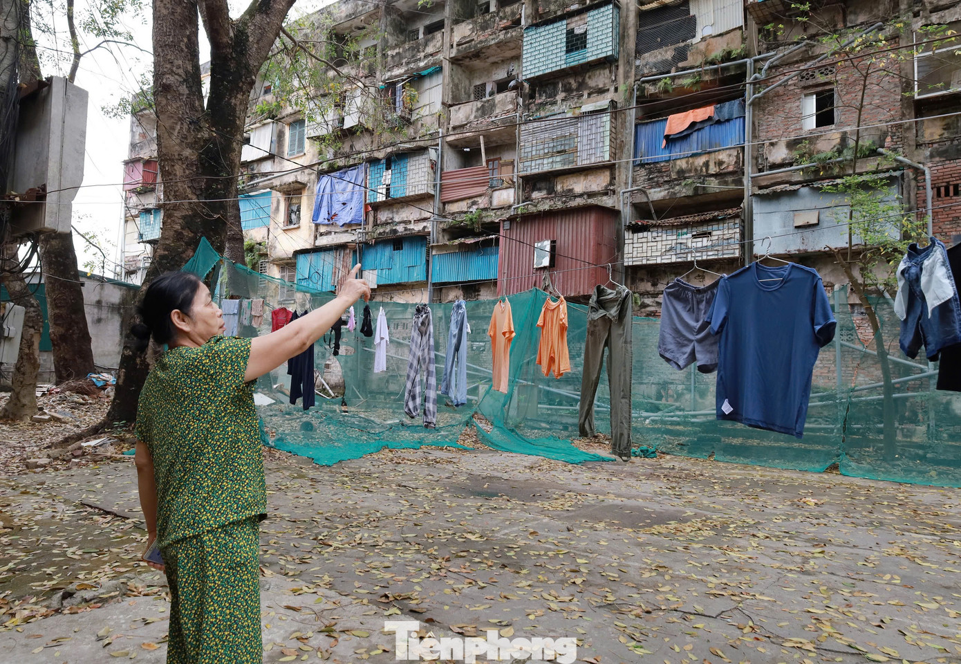 Bà Mai Thị T, một hộ dân ở đây cho hay, các hộ gia đình ở đây nhiều lần được chính quyền mời họp để giải quyết nhưng chưa thống nhất được phương án bồi thường. “Giá bồi thường mà doanh nghiệp đưa ra quá thấp, nên chúng tôi không đồng ý. Người dân mong muốn được hỗ trợ tái định cư, sớm di dời khỏi dãy nhà đang xuống cấp, bảo đảm an toàn tính mạng cho gia đình", bà T cho hay.