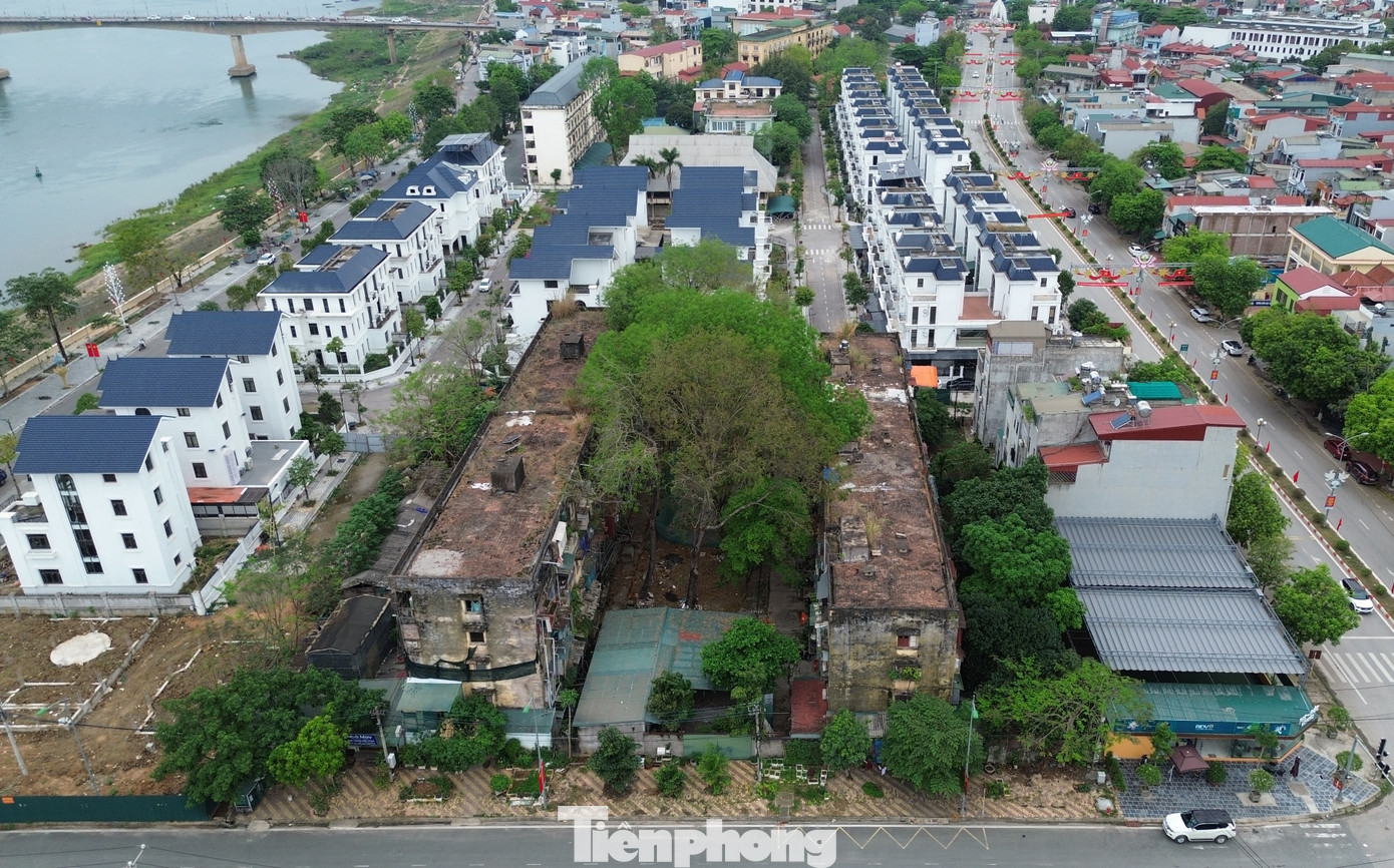 Cạnh đường Lý Nam Đế, TP. Hòa Bình đang tồn tại khu nhà tập thể xuống cấp nghiêm trọng, đe dọa sự an toàn của khoảng 100 hộ dân nơi đây. Khu nhà được xây dựng, đưa vào sử dụng hơn 40 năm trước, thuộc Công ty CP may xuất khẩu Sông Đà. Hiện nay, khu nhà đang nằm trong dự án nhà ở thương mại do Công ty CP đầu tư phát triển và xây dựng Sao Vàng làm chủ đầu tư.