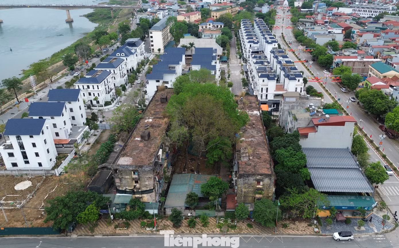 Cạnh đường Lý Nam Đế, TP. Hòa Bình đang tồn tại khu nhà tập thể xuống cấp nghiêm trọng, đe dọa sự an toàn của khoảng 100 hộ dân nơi đây. Khu nhà được xây dựng, đưa vào sử dụng hơn 40 năm trước, thuộc Công ty CP may xuất khẩu Sông Đà. Hiện nay, khu nhà đang nằm trong dự án nhà ở thương mại do Công ty CP đầu tư phát triển và xây dựng Sao Vàng làm chủ đầu tư.