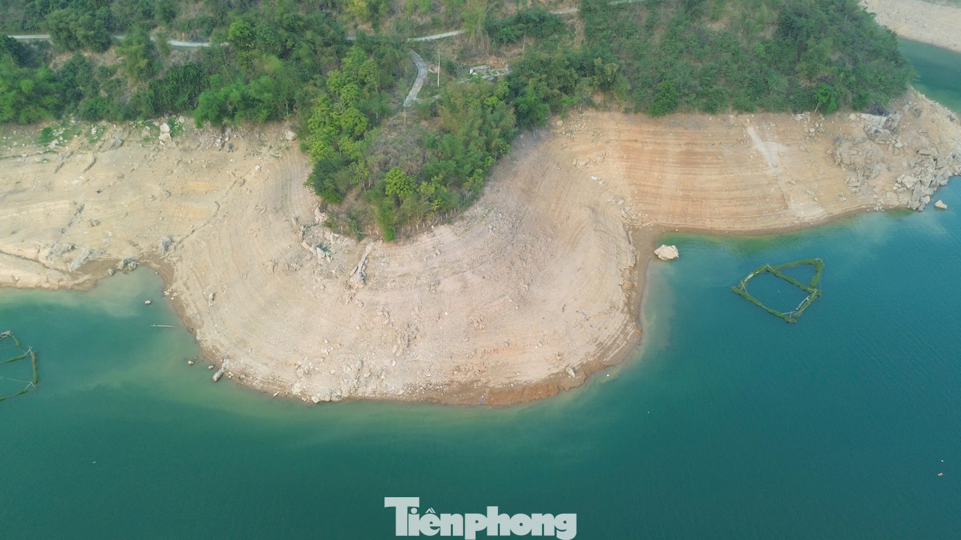 Nước rút làm lộ những phần chân núi có đất, cát sạch sẽ.