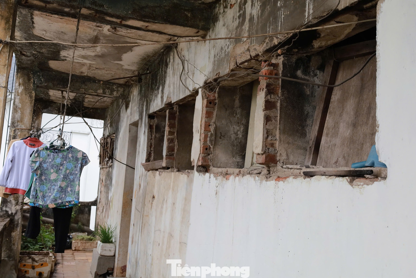 Lãnh đạo phường Tân Thịnh cho biết, UBND phường đã nhiều lần xuống địa bàn, ghi nhận hiện trạng các căn hộ để có cơ sở làm việc với chủ đầu tư và các cơ quan có liên quan. Đến hiện tại, mọi việc vẫn đang trong quá trình chờ xử lý.