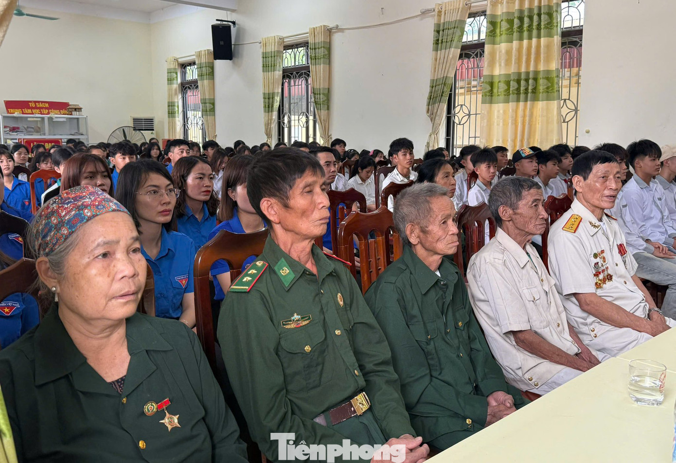 Các cựu chiến binh, cựu thanh niên xung phong và đoàn viên thanh niên chăm chú theo dõi phóng sự “30/4/1975 - Khoảnh khắc tháng tư lịch sử”.