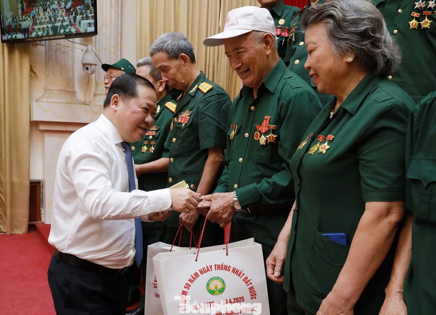 Ông Nguyễn Phi Long tặng quà các cựu chiến binh.