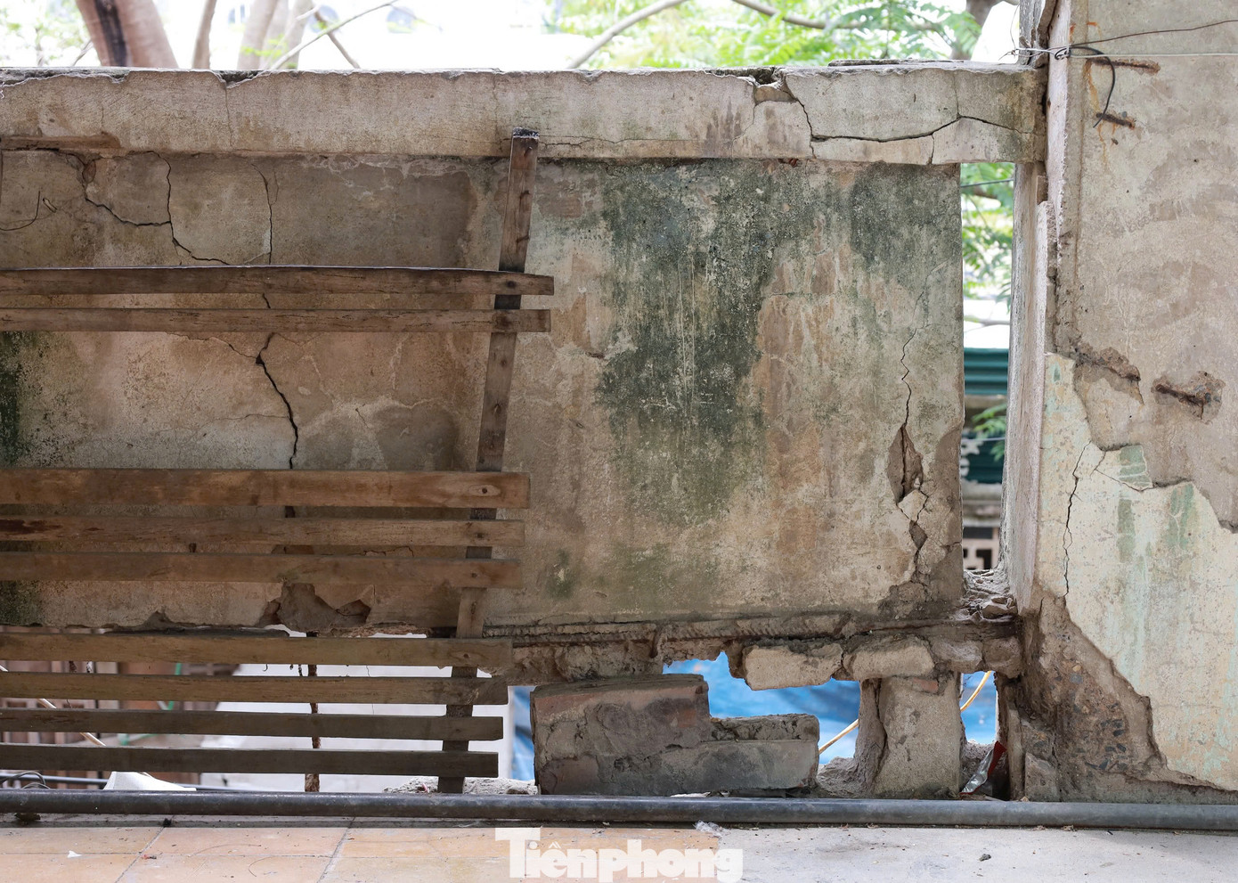 Tường, hành lang, trần nhà bị bong tróc.