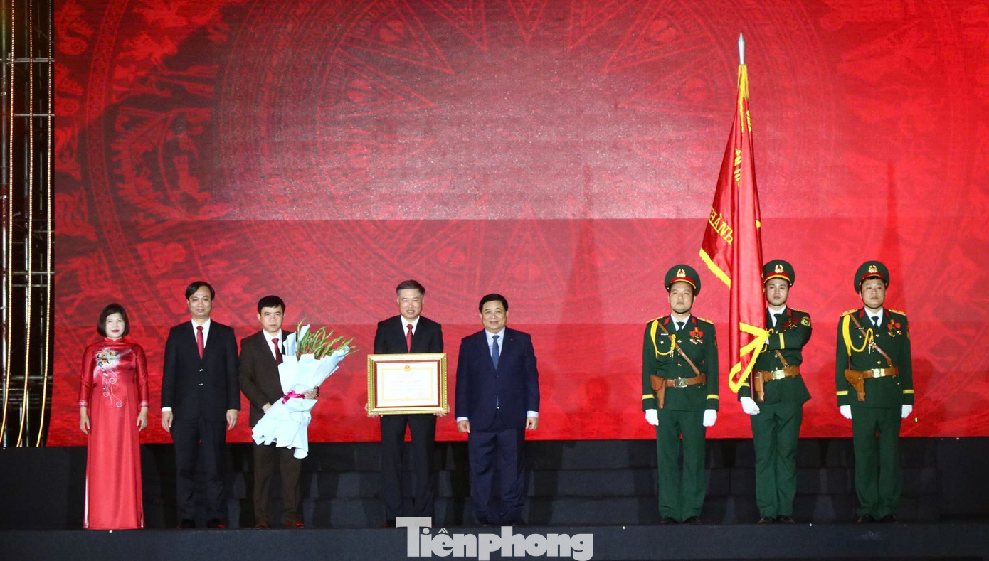 Phó Thủ tướng Nguyễn Chí Dũng trao Huân chương Lao động hạng II của Chủ tịch nước Cộng hòa xã hội chủ nghĩa Việt Nam cho Đảng bộ và nhân dân TP. Hòa Bình.