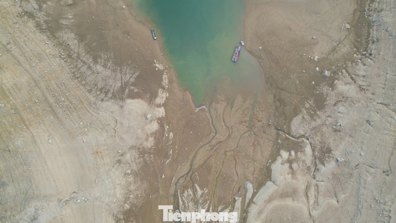 Ông Bùi Văn Kỳ, Chủ tịch UBND xã Hiền Lương, huyện Đà Bắc cho biết, mực nước hồ thủy điện Hòa Bình xuống thấp chưa ảnh hưởng đến sinh hoạt. Tuy nhiên, nếu nước tiếp tục rút sâu sẽ tác động đến đời sống, sản xuất của người dân.