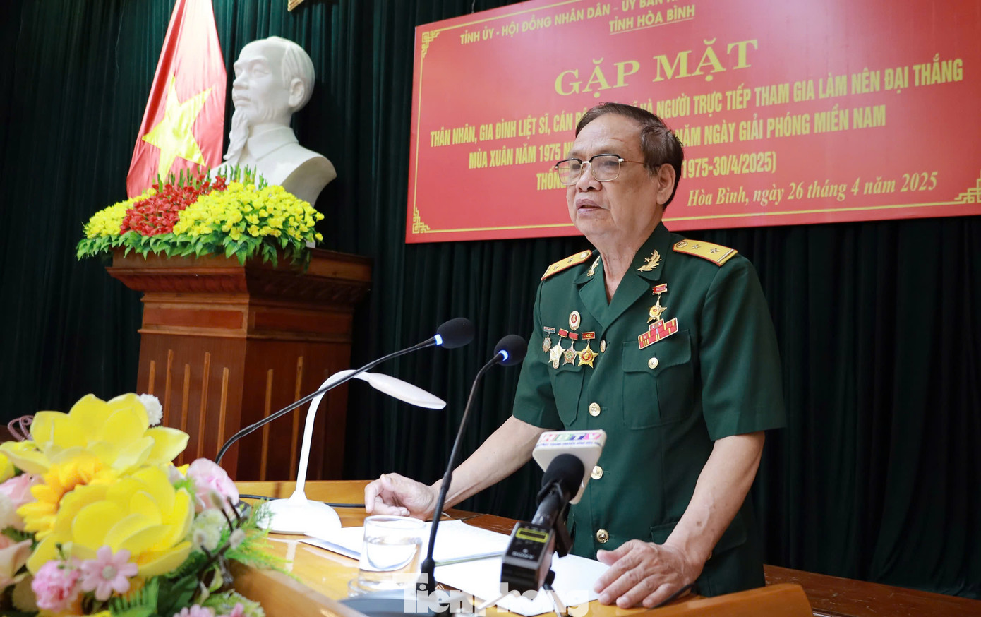 Anh hùng lực lượng vũ trang nhân dân Phạm Minh Giám ôn lại truyền thống chiến đấu anh dũng của quân và dân tỉnh Hòa Bình.