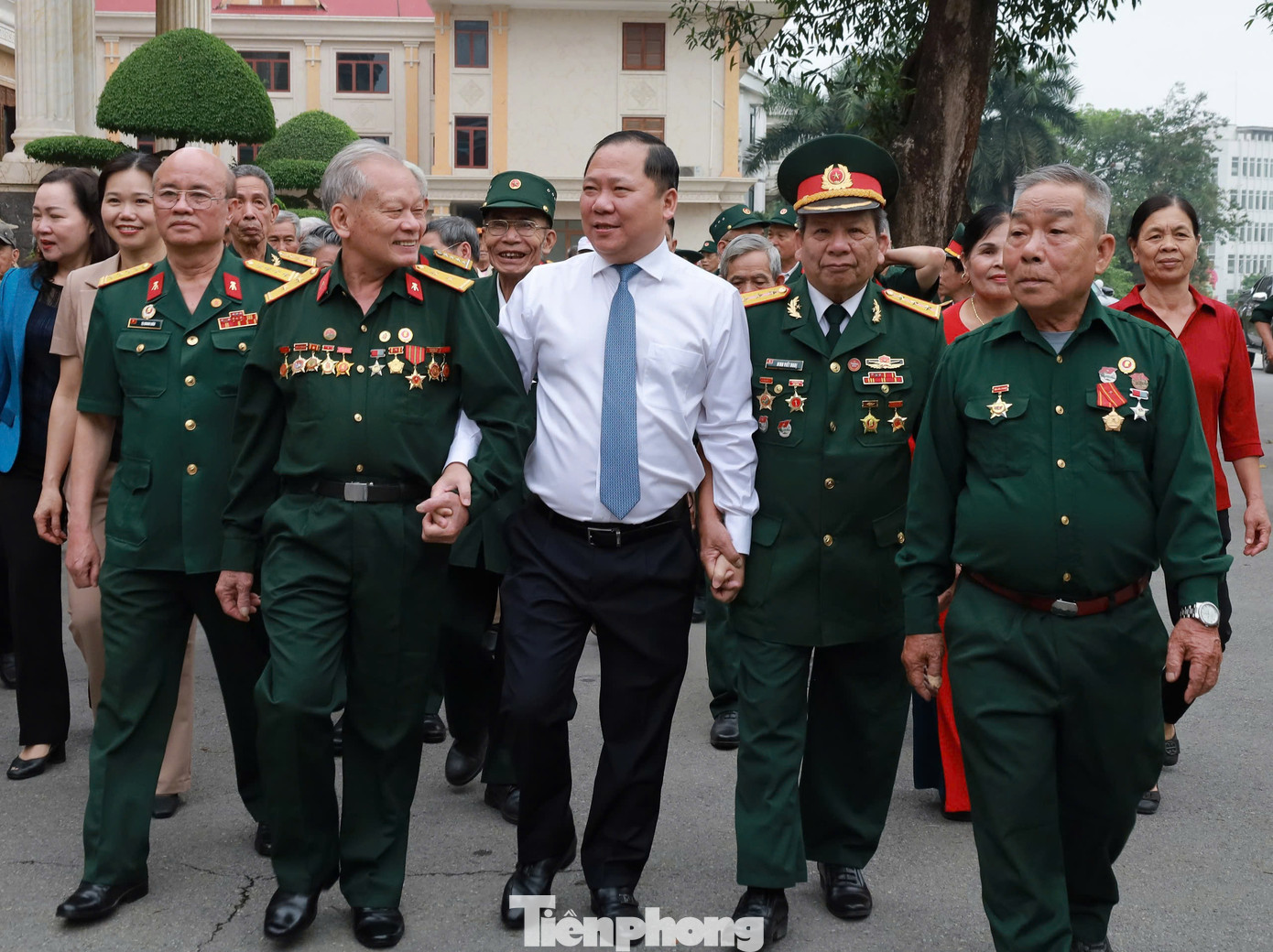 Ông Nguyễn Phi Long đón và trò chuyện với các cựu chiến binh.