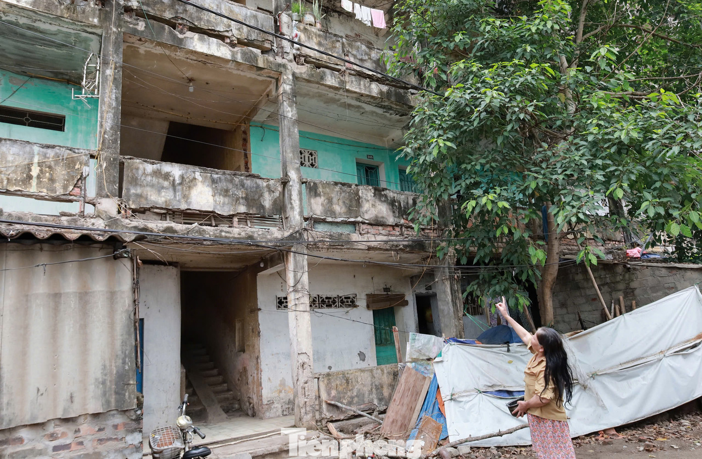 Bà N cũng cho biết thêm, đợt mưa bão năm 2024, nước mưa thấm qua trần nhà làm dột hết các căn phòng của gia đình bà. "Vào mùa mưa, trần nhà dột nhiều chỗ, khổ sở vô cùng. Thế nhưng, vì quá khó khăn, không thể nào có đủ tài chính để di dời tìm nơi ở mới, chúng tôi đành phải chấp nhận ở đây", bà N than thở.