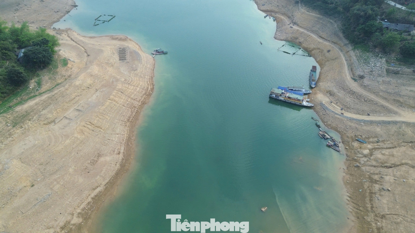Ông Bùi Văn Bình, người dân ở xã Hiền Lương chia sẻ, những chỗ trước kia thuyền đi lại được thì giờ cạn trơ đáy, bãi cát lộ ra tới mấy chục mét. Nhiều người dân tranh thủ ra nhặt củi, trồng rau trên nền đất mới lộ.