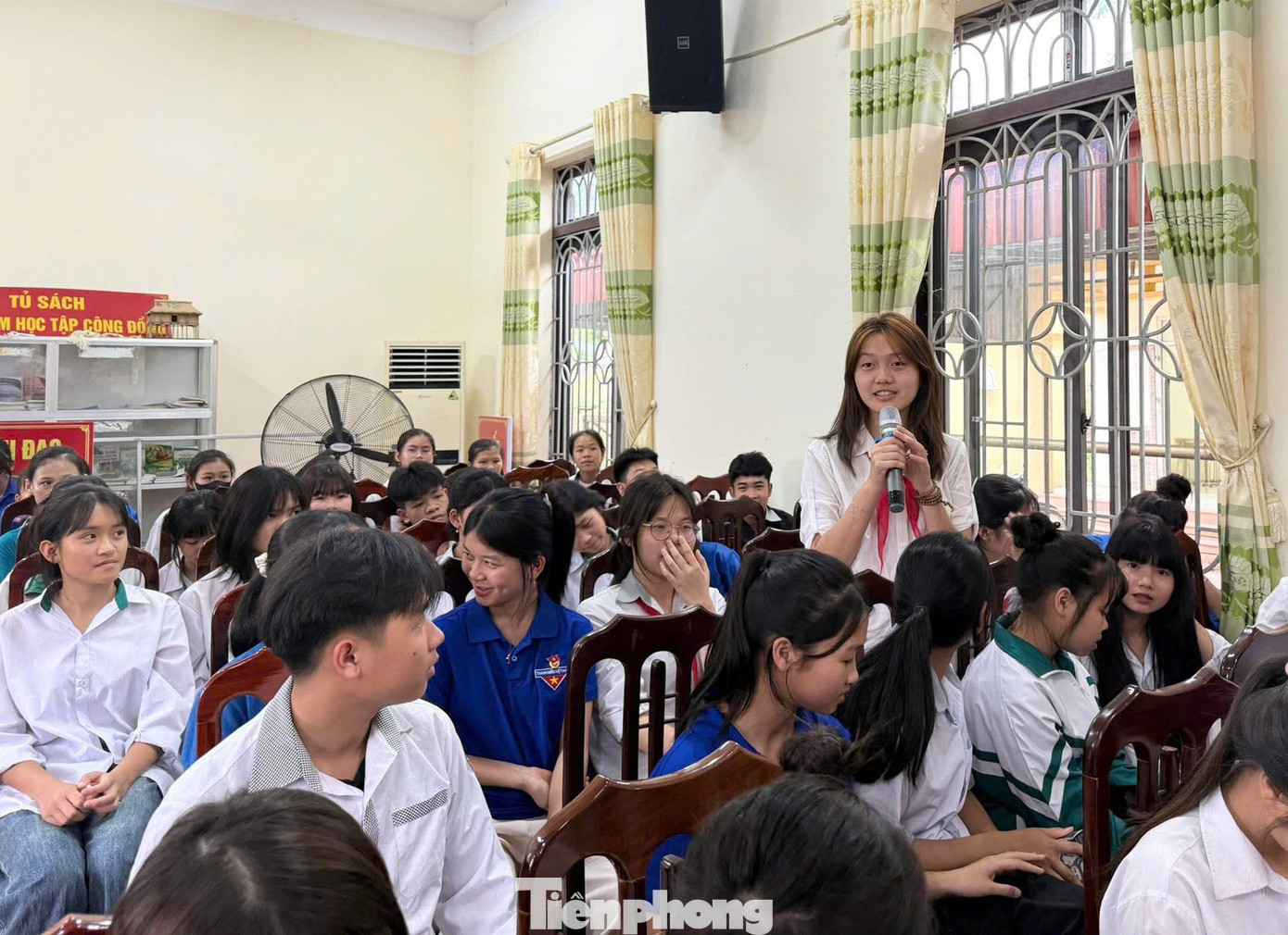 Đoàn viên thanh niên trao đổi với các bác cựu chiến binh về câu chuyện lịch sử của cuộc kháng chiến giải phóng miền Nam, thống nhất đất nước.