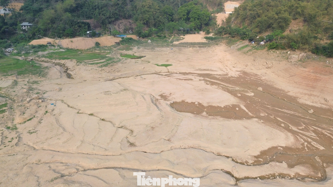 “Tôi sống ở đây hơn 30 năm rồi, nhưng chưa bao giờ thấy nước hồ rút sâu như năm nay”, ông Bình cho hay.