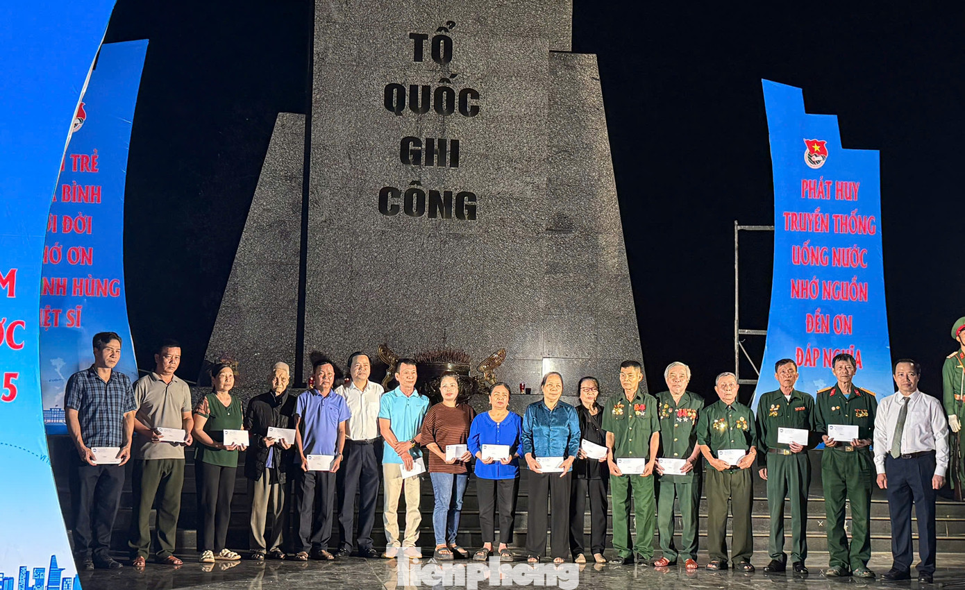 Ban tổ chức tặng quà gia đình người có công với Cách mạng. Ban tổ chức tặng quà gia đình người có công với Cách mạng.