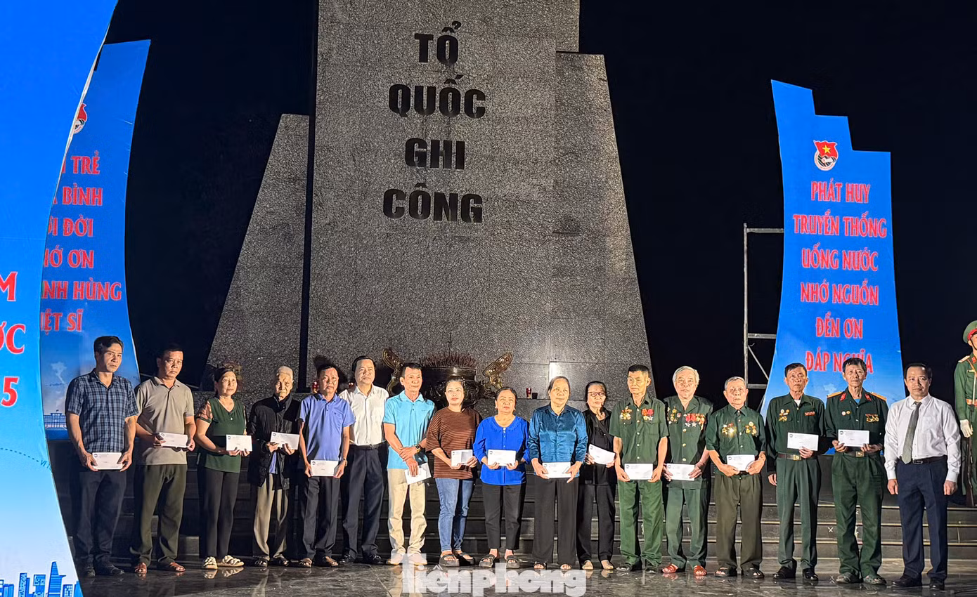 Ban tổ chức tặng quà gia đình người có công với Cách mạng. Ban tổ chức tặng quà gia đình người có công với Cách mạng.
