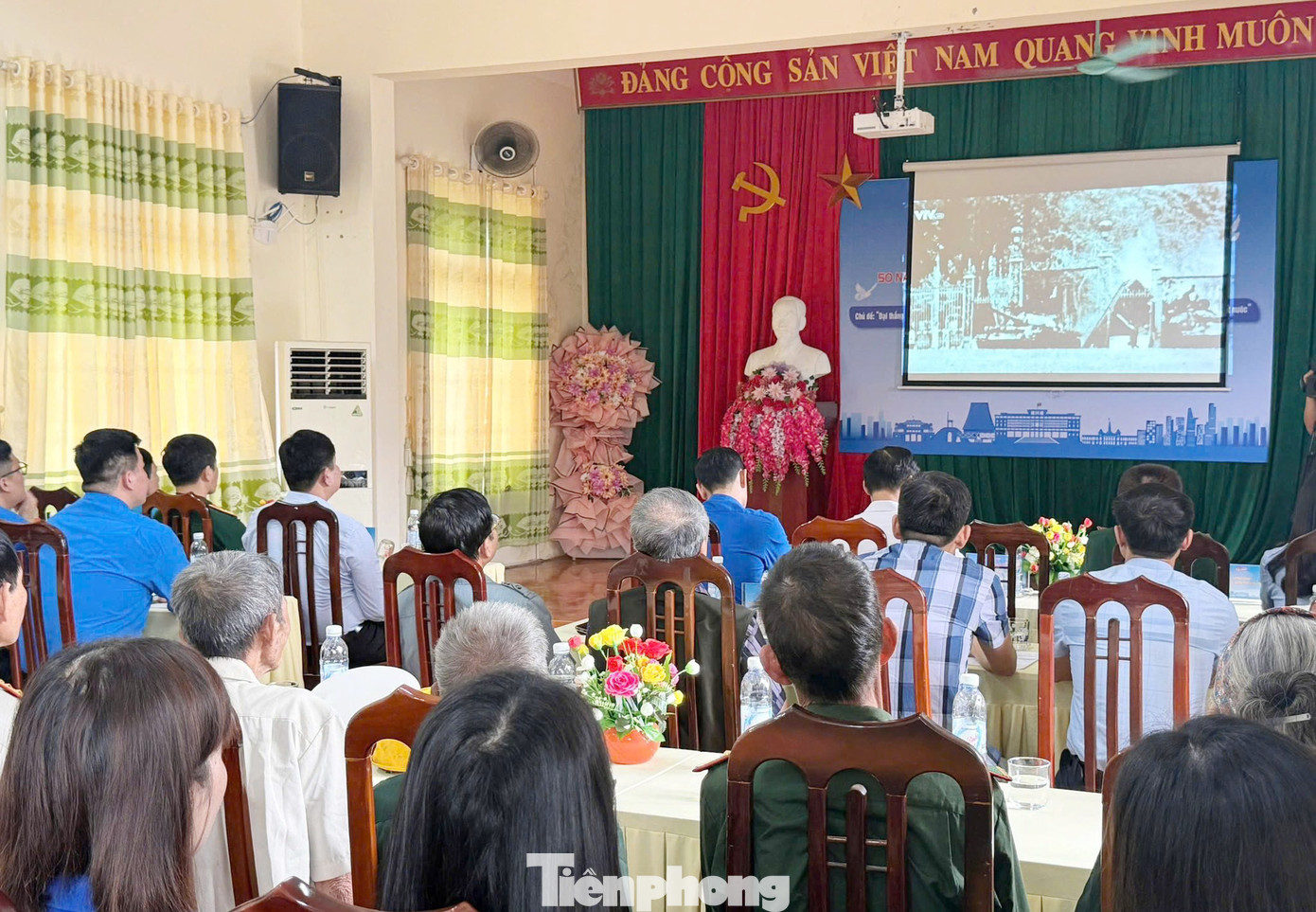 Đại biểu tham dự đã được theo dõi phóng sự “30/4/1975 - Khoảnh khắc tháng Tư lịch sử”.