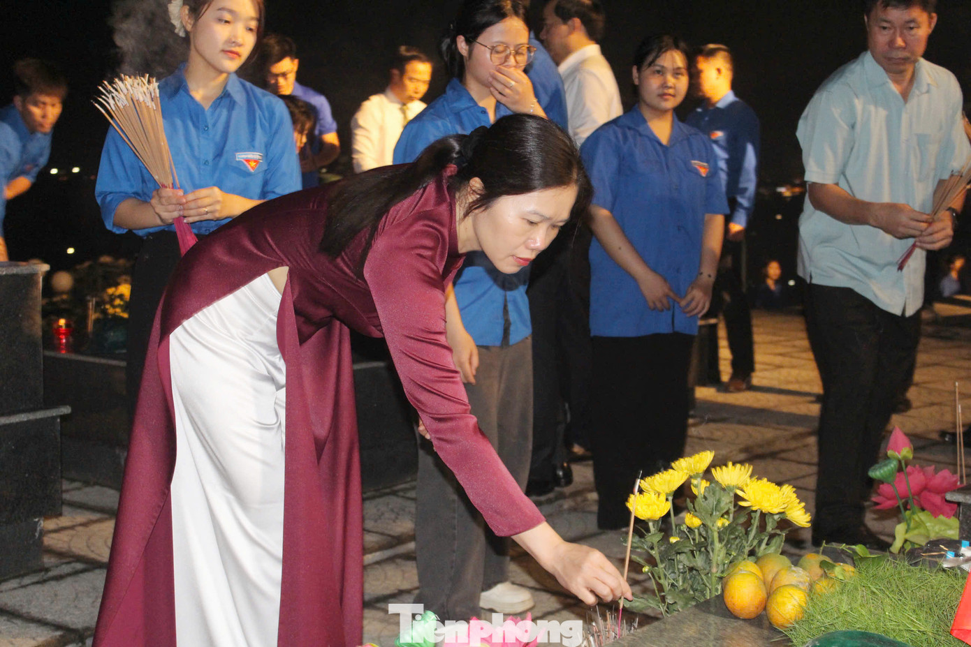 Bà Bùi Thị Minh thắp hương tưởng nhớ các Anh hùng liệt sĩ. Bà Bùi Thị Minh thắp hương tưởng nhớ các Anh hùng liệt sĩ.