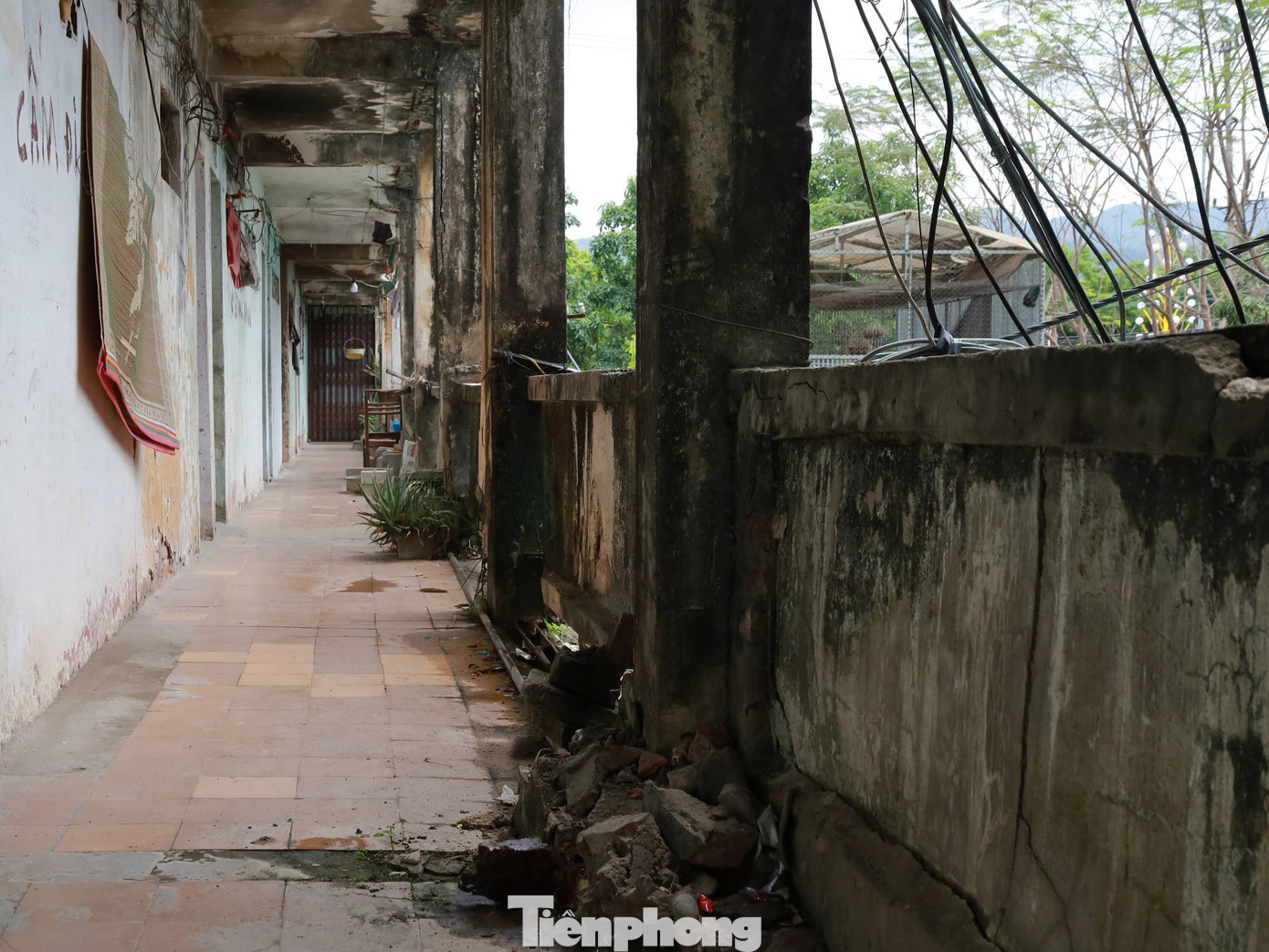 "Nhà nước thu hồi, giải tỏa để xây dựng khu phố văn minh, sạch đẹp, chúng tôi ai nấy đều đồng thuận. Thế nhưng, chúng tôi mong muốn Nhà nước hỗ trợ nơi ở mới để chúng tôi ổn định cuộc sống", bà T nói.