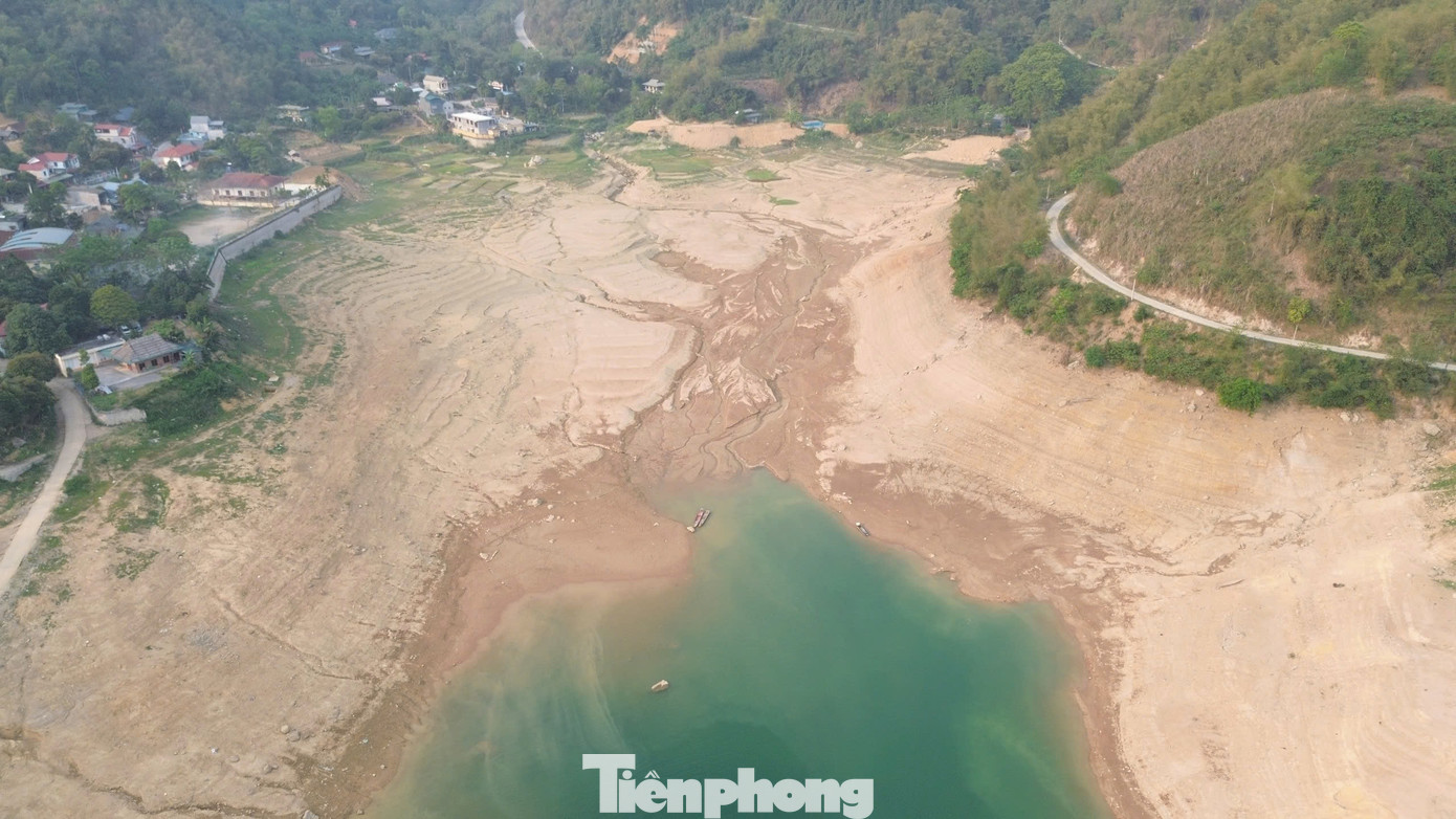 Ông Nguyễn Đình Quang, một người dân ở xã Hiền Lương, huyện Đà Bắc chia sẻ: “Mực nước lòng hồ Thủy điện Hòa Bình ở thời điểm này xuống thấp hơn so với thời điểm xả lũ năm 2024 khoảng 30 mét. Hầu như năm nào cũng vậy, cứ đến thời điểm này, nước lại rút xuống. Việc nước rút không ảnh hưởng nhiều đến việc nuôi cá cũng như các hoạt động du lịch trên khu vực lòng hồ”.