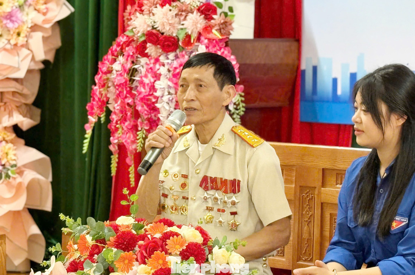 Các bác cựu chiến binh chia sẻ những câu chuyện trong cuộc kháng chiến giải phóng miền Nam, thống nhất đất nước.