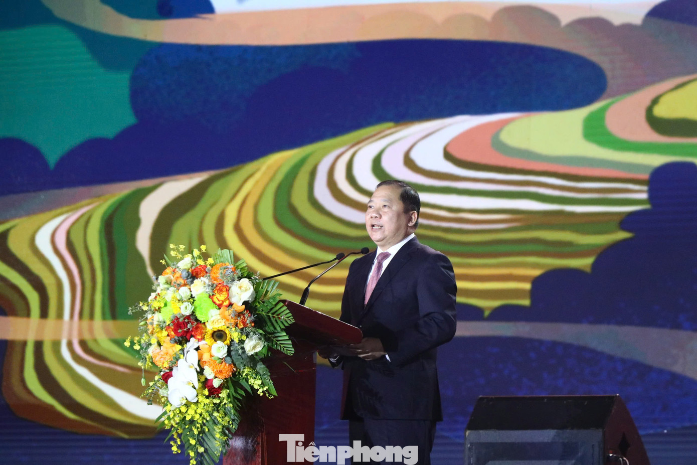 Ông Nguyễn Phi Long phát biểu tại chương trình nghệ thuật.