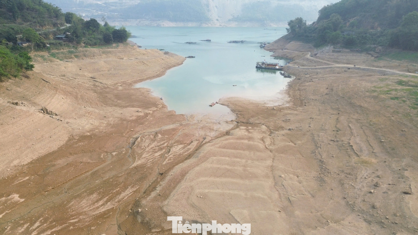 Theo ghi nhận tại xã Hiền Lương, huyện Đà Bắc, mực nước lòng hồ đã xuống thấp hơn so với thời điểm thủy điện xả lũ của năm 2024.