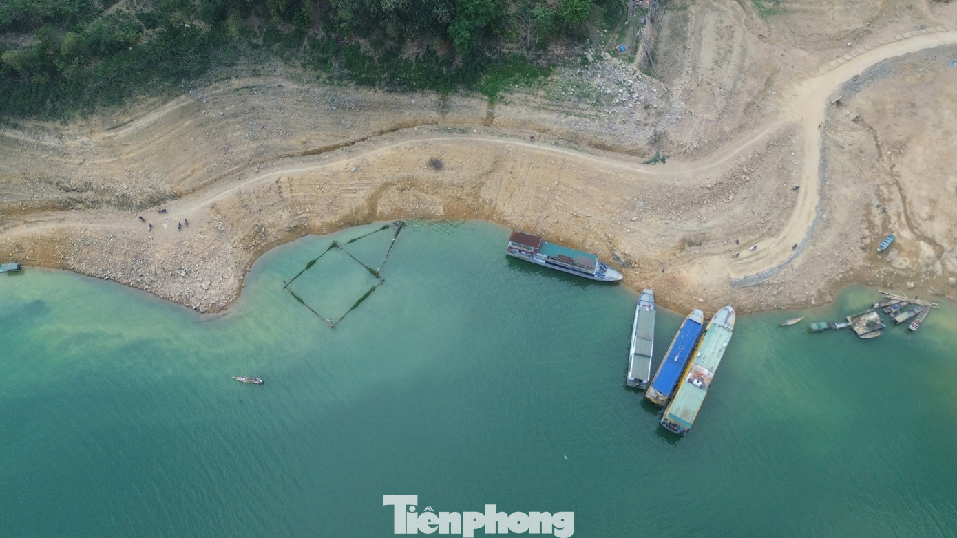 Việc mực nước xuống thấp khiến thuyền bè của người dân khó cập bến như trước, việc đi lại và vận chuyển hàng hóa của bà con bị ảnh hưởng rõ rệt. Một số khu vực nuôi cá cũng bị cạn, khiến sản lượng khai thác thủy sản giảm mạnh.