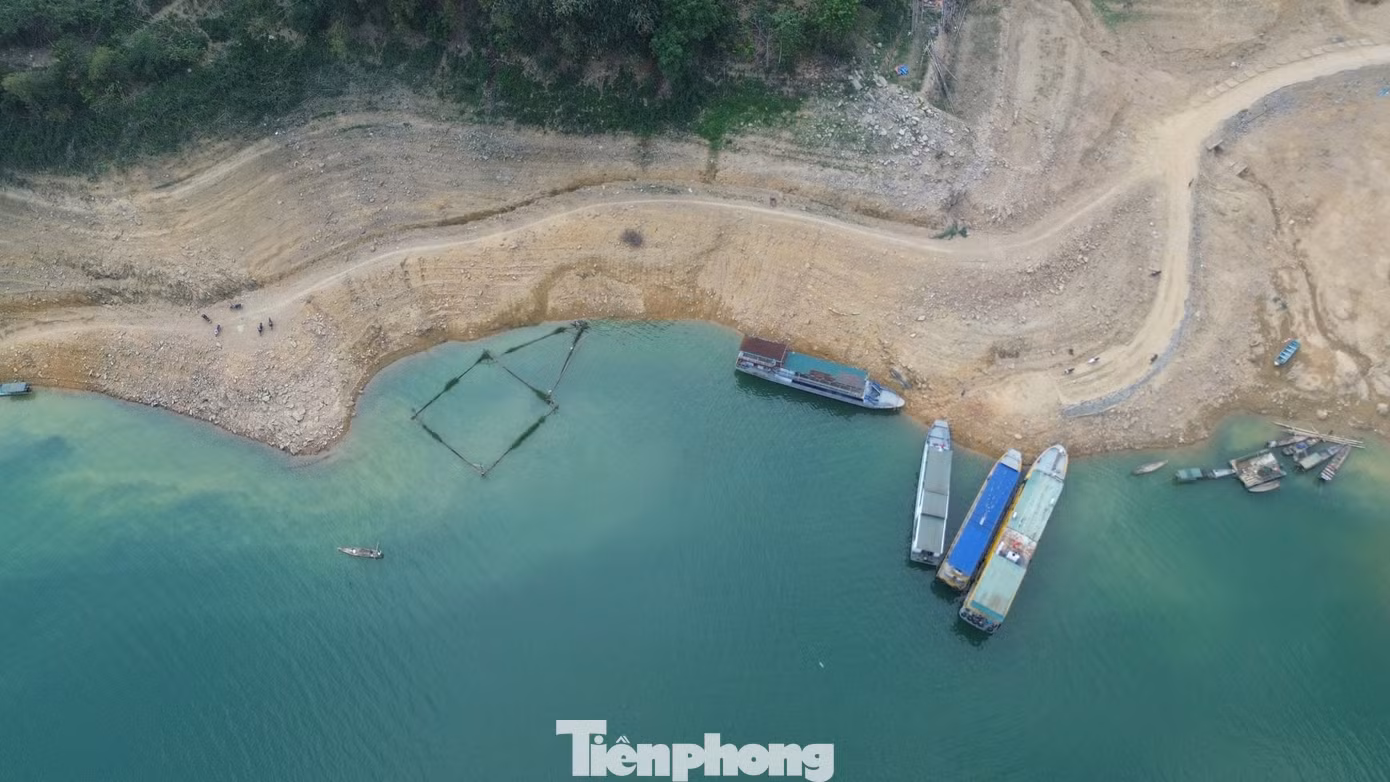 Việc mực nước xuống thấp khiến thuyền bè của người dân khó cập bến như trước, việc đi lại và vận chuyển hàng hóa của bà con bị ảnh hưởng rõ rệt. Một số khu vực nuôi cá cũng bị cạn, khiến sản lượng khai thác thủy sản giảm mạnh.
