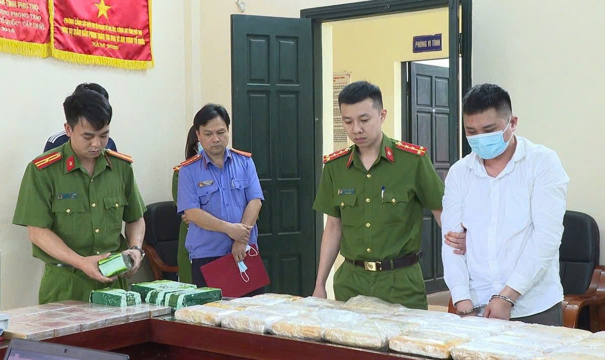 Đối tượng cầm đầu vụ án (phải) bị đề nghị truy tố.