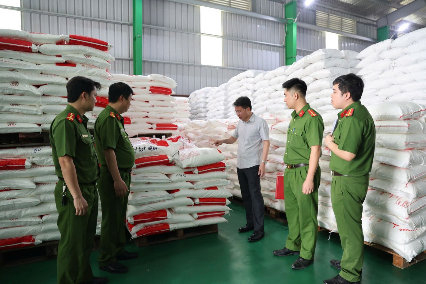 Công an tỉnh Phú Thọ kiểm tra cơ sở sản xuất thực phẩm giả của Công ty TNHH Famimoto Việt Nam.