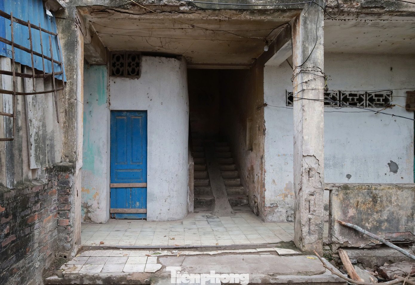 Bà Nguyễn Thị N (65 tuổi) là một trong những công nhân về hưu từng làm việc tại Công ty CP may xuất khẩu Sông Đà chia sẻ, khoảng 100 hộ dân đã sống ở đây được hơn 30 năm. Hoàn cảnh của người dân rất khó khăn, không có điều kiện mua nhà chuyển đến các nơi khác. “Biết rằng, sống ở đây nguy hiểm đến tính mạng, nhưng chúng tôi không có nơi nào đi cả. Cả nhà tôi sống trong 35m2 chật hẹp. Nhà xuống cấp nên cuộc sống cả gia đình rất khổ sở”.