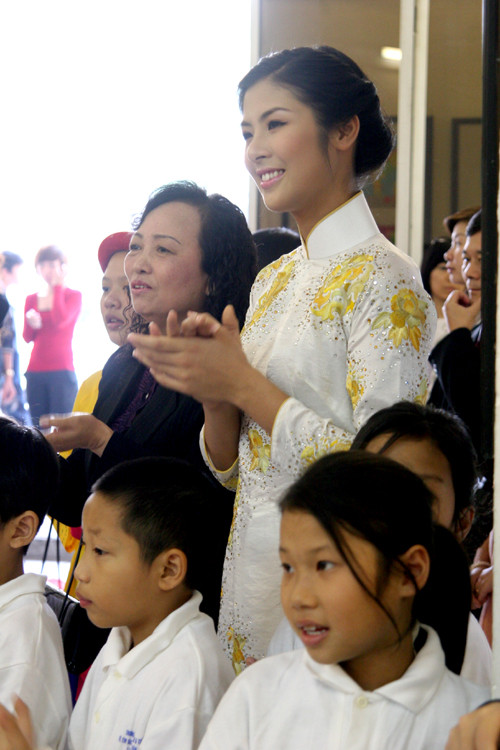 Cùng xem các tiết mục văn nghệ trong lễ khai mạc phòng tranh